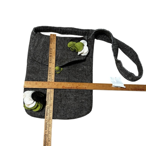 Handmade Gray Felt Shoulder Bag with Floral Accents - Picture 4 of 5